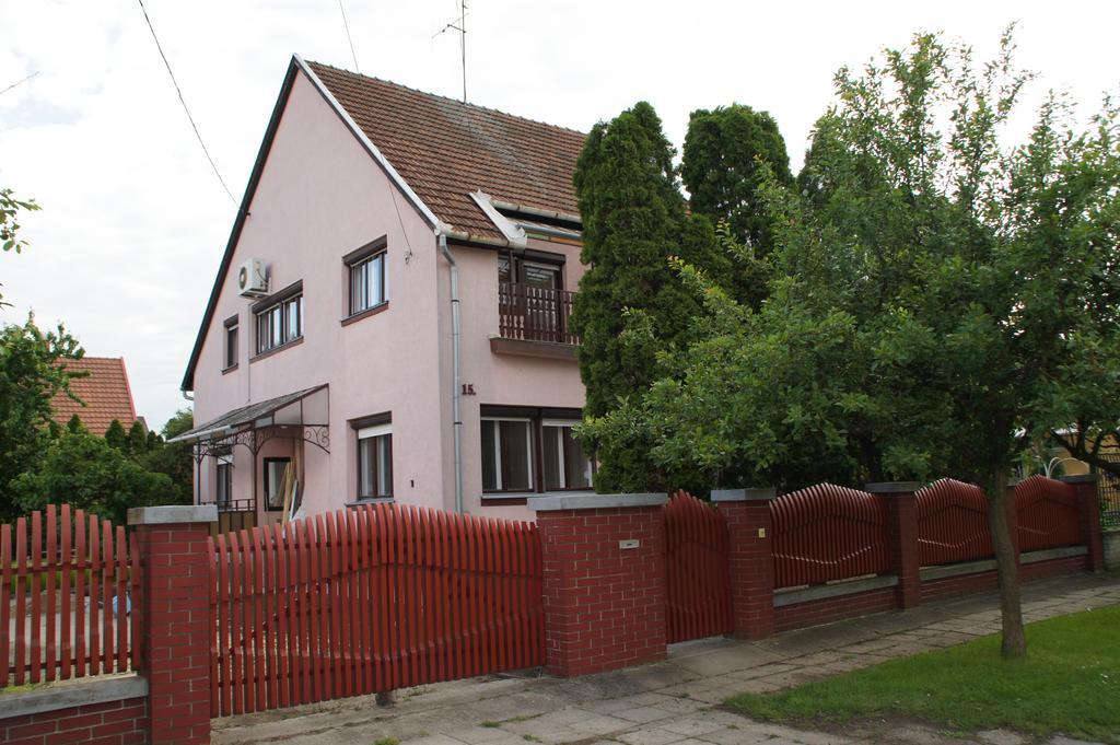 Appartement Fonix Apartman à Gyula Extérieur photo
