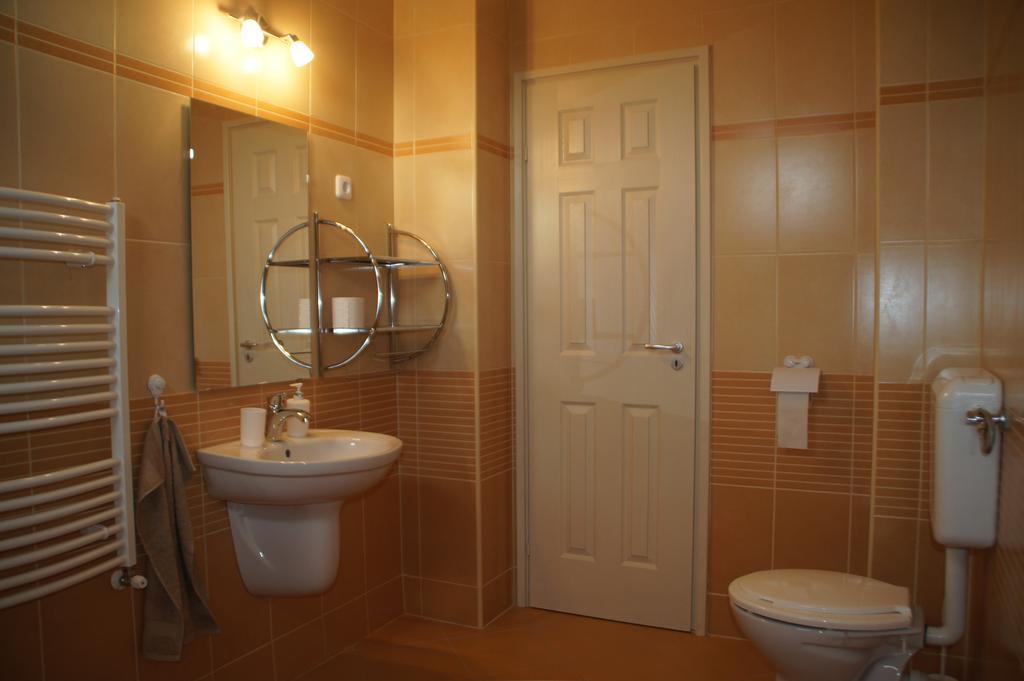 Appartement Fonix Apartman à Gyula Extérieur photo